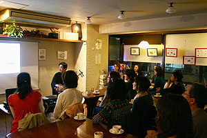 神楽坂のカフェで気軽に粋な小唄と三味線ライブ